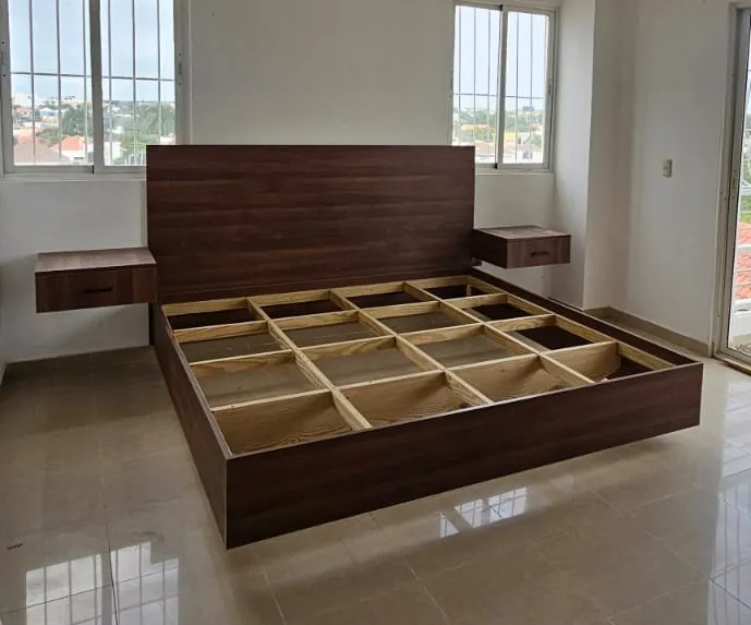 CAMA KING                                                                Fabricacion de Cama King con espaldar 203cm X 203cm, hecha en Melamina casual borgoña, de 18mm con estructura en madera de pino, segun modelo proporcionado al cliente, Incluye: Un espaldar de 110cm de altura X 215cm de ancho, 2 gavetas flotantes de 50cm ancho x 25cm de alto con correderas full extension, hechas en melamina.     NOTA: Estos precios no incluyen colchon, ni tiradores, ni luces, ni herraje adicional. El presupuesto fue elaborado basado en las medidas promedio estandar y podría estar sujeto a modificaciones que alteren el costo.